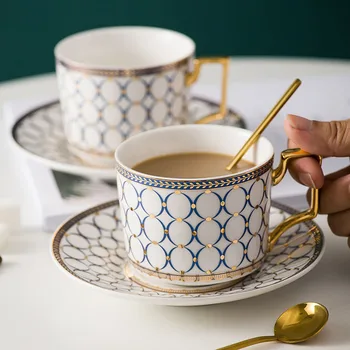 Кофейная чашка с блюдцем в европейском золотом ободке, чайный сервиз из костяного фарфора в стиле Ins, Английский Послеобеденный цветочный чайный сервиз, Керамическая бытовая чашка