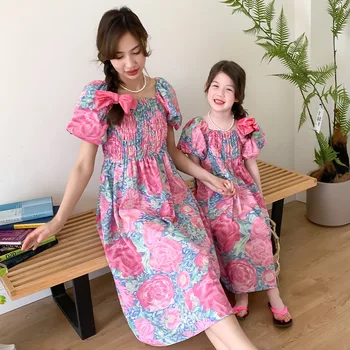 Летнее Платье-халат для мамы и дочки 2023 года, одинаковые платья для мам и маленьких девочек с цветочным принтом, Женское платье из бутика