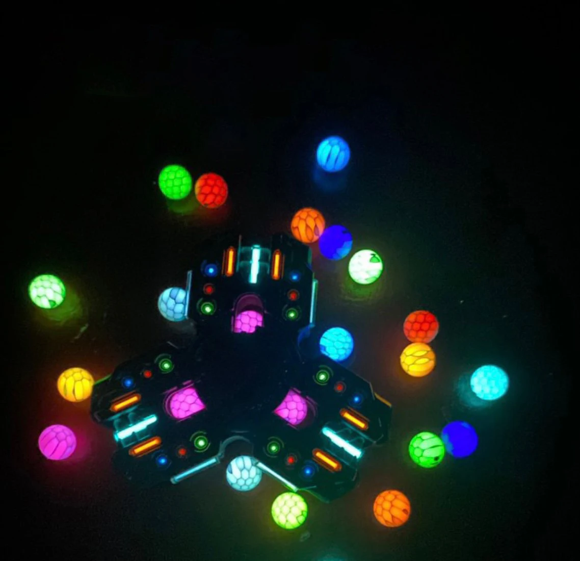светящиеся Бусины с Гироскопом на Кончиках пальцев 8 мм EDC Бусины из Чешуи Дракона Светящиеся Аксессуары 0